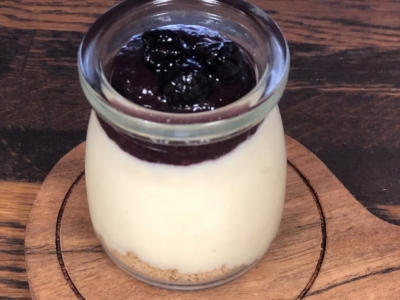 Semifreddo ai frutti di bosco con Streusel