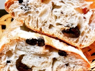Pane a impasto veloce con olive nere